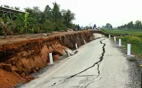 Tây Ninh: Sạt lở nghiêm trọng tuyến đường ven sông Lò Gạch