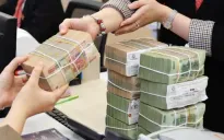 Đồng loạt hạ lãi suất, tiếp sức mục tiêu tăng trưởng