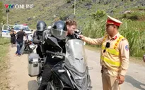 CSGT tỉnh Tuyên Quang kiểm tra nồng độ cồn du khách nước ngoài trên cung đường vùng cao