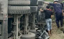 Xe đầu kéo chở đá lật đè ô tô con làm 1 người tử vong