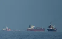 Một số tàu chở dầu bị trừng phạt đi qua eo biển Hormuz bất chấp lệnh phong tỏa của Mỹ