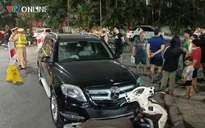 Hà Nội: Va chạm với ô tô Mercedes trong khu đô thị, 2 người đi xe máy bị thương