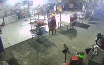 Nhóm người xông vào quán ăn, dùng ghế đánh gục nam thanh niên ở TP Hồ Chí Minh