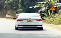 Xử phạt tài xế để trẻ em đu bám trên cửa xe khi đang lưu thông