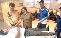 Cảnh sát giao thông kịp thời đưa cấp cứu người đàn ông bị đột quỵ trên đường