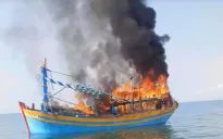 Cháy tàu cá chở 21 người trên biển ở Lâm Đồng
