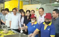 Thực phẩm không giấy tờ, bếp ăn “đánh cược” bằng cảm quan