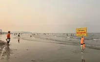 Cứu nạn thành công hai anh em sinh đôi gặp nạn khi tắm biển