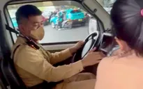 Hà Nội: CSGT dùng xe chuyên dụng đưa bé gái 3 tuổi sốt cao đi cấp cứu kịp thời