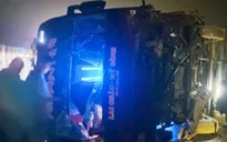 Lật xe khách trên cao tốc Nội Bài - Lào Cai, 5 người bị thương