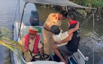 Cảnh sát đường thủy kịp thời dùng ca nô đưa người dân nguy kịch đi cấp cứu