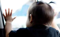 Bé gái 2 tuổi tử vong do bị bỏ quên trên xe ô tô suốt 7 tiếng
