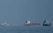 Tàu chiến Iran nổ súng vào tàu chở dầu ở eo biển Hormuz