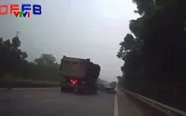 Chuyển làn đột ngột tạt đầu xe tải, xe con bị đâm văng