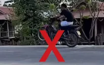 Xử lý thanh niên “bốc đầu” xe, không đội mũ bảo hiểm