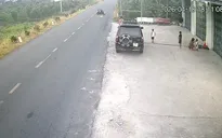 Tai nạn hy hữu: Va phải bóng trẻ em đá ra đường, người đi xe máy tử vong