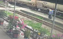 Nghệ An: Khoảnh khắc nam công nhân đường sắt cứu cụ bà thoát nạn trong gang tấc