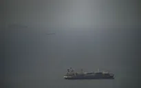 Iran bắt giữ 2 tàu chở hàng ở eo biển Hormuz 