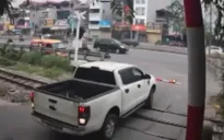 Cố vượt đường ngang khi cần chắn hạ, tài xế suýt trả giá đắt