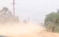 Mưa lầy, nắng bụi, sạt lở rình rập trên tuyến đường thi công dang dở