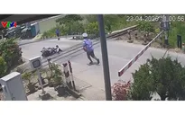 Nhân viên gác chắn cứu người say rượu ngã cạnh đường sắt