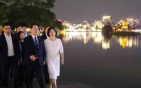 Tổng thống Hàn Quốc và Phu nhân đi dạo quanh hồ Hoàn Kiếm