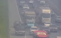 Đi vào làn khẩn cấp trên cao tốc, tài xế xe khách bị xử phạt