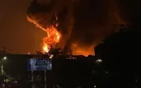 Hà Nội: Cháy lớn xưởng sơn ở Đông Anh