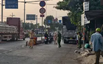 Xe tải tông loạt xe máy, lao vào nhà dân, 2 người thương vong
