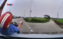 Sang đường thiếu quan sát, xe máy bị ô tô hất văng xuống ruộng