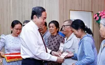 Chủ tịch Quốc hội Trần Thanh Mẫn thăm, tặng quà công nhân, người lao động khó khăn tại tỉnh An Giang