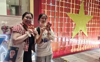 Người dân đổ về trung tâm TP Hồ Chí Minh chờ xem pháo hoa