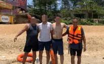 4 du khách bị sóng cuốn tại biển Cửa Tùng được cứu sống kịp thời