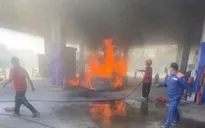 Cháy ô tô đang dừng đổ xăng, 2 người tử vong