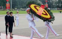 Thủ tướng Nhật Bản đặt vòng hoa viếng Chủ tịch Hồ Chí Minh và Đài tưởng niệm các Anh hùng liệt sĩ