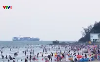 Du lịch biển sôi động, thu hút lượng lớn du khách trong kỳ nghỉ lễ