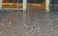 Hà Nội xuất hiện mưa đá kèm dông lốc, gió giật mạnh