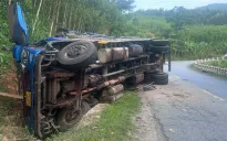 Lật xe tải ở chân đèo Violak (Quảng Ngãi), 3 người thương vong