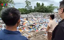 Bãi rác quá tải gần sông ở Phú Thọ gây ô nhiễm