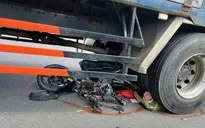 Xe máy bị cuốn vào gầm xe tải ở TP Hồ Chí Minh, gia đình 3 người gặp nạn