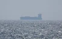 Hai tàu bị tấn công gần eo biển Hormuz trong vài giờ