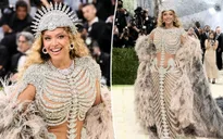 Beyoncé hóa thân thành bộ xương lấp lánh trên thảm đỏ Met Gala 2026