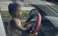 CSGT Hà Nội làm việc với tài xế để trẻ nhỏ ngồi trước vô lăng khi phương tiện đang di chuyển