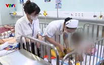 Bé trai nghi bị mẹ ruột và cha hờ bạo hành đã qua cơn nguy kịch