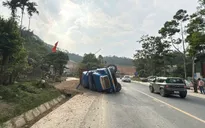Phú Thọ: Xe tải lật nghiêng trên quốc lộ 6 sau khi đâm nát dải phân cách