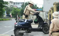 Hà Nội: Tăng cường kiểm soát xe máy điện thay đổi kết cấu tại cổng trường