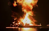 Eo biển Hormuz nóng trở lại: Mỹ, Iran đáp trả hỏa lực của nhau
