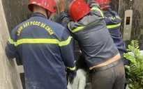Giải cứu 2 phụ nữ mắc kẹt trong thang máy