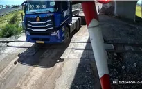 Xe đầu kéo vượt qua đường sắt tông gãy cần chắn