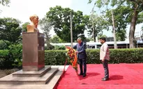 Tổng Bí thư, Chủ tịch nước Tô Lâm dâng hoa tại Tượng Chủ tịch Hồ Chí Minh ở thủ đô Colombo